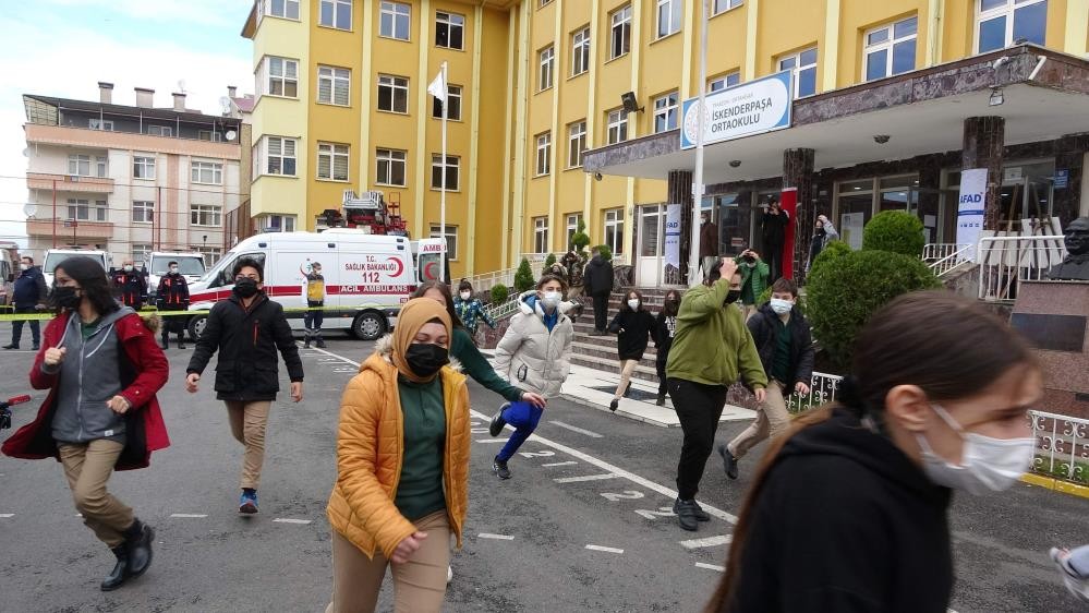 TRABZON İL AFAT VE ACİL DURUM MÜDÜRLÜĞÜ EKİPLERİ ÖNCÜLÜĞÜNDE GEÇEN YIL DÜZENLENEN” “DEPREM ANI VE TAHLİYE” TATBİKATINA 176 BİN 654 KİŞİ KATILDI