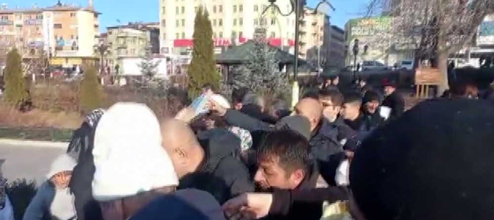 İSVEÇ'TE KURAN-I KERİM'İN YAKILMASINA TEPKİ OLARAK CHP ERZURUM İL BAŞKANI SUAT DÜLGER, LALA PAŞA CAMİ ÖNÜNDE VATANDAŞLARA KUR'AN-I KERİM DAĞITTI