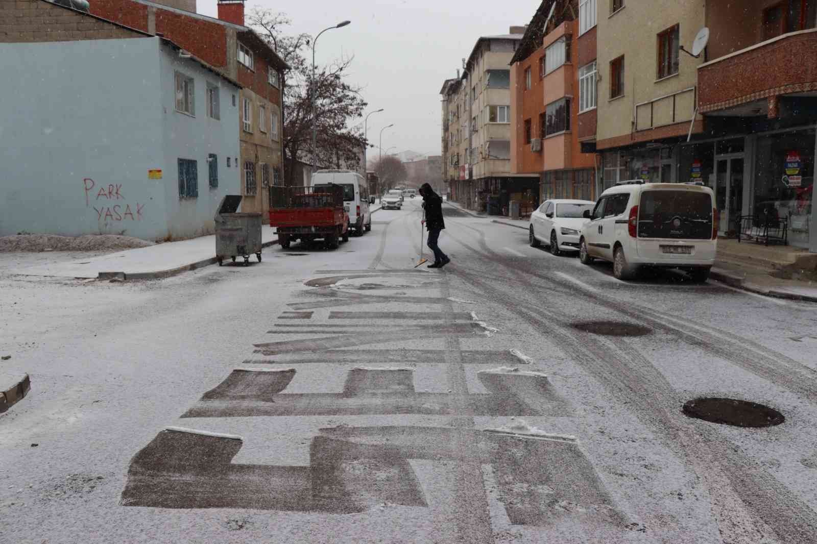 OLTU İLÇE MERKEZİNE YILIN İLK KARI YAĞMAYA BAŞLADI. ERZURUM OLTULULAR'IN UZUN ZAMANDIR BEKLEDİKLERİ KAR İLÇE MERKEZİNE YAĞMAYA BAŞLADI