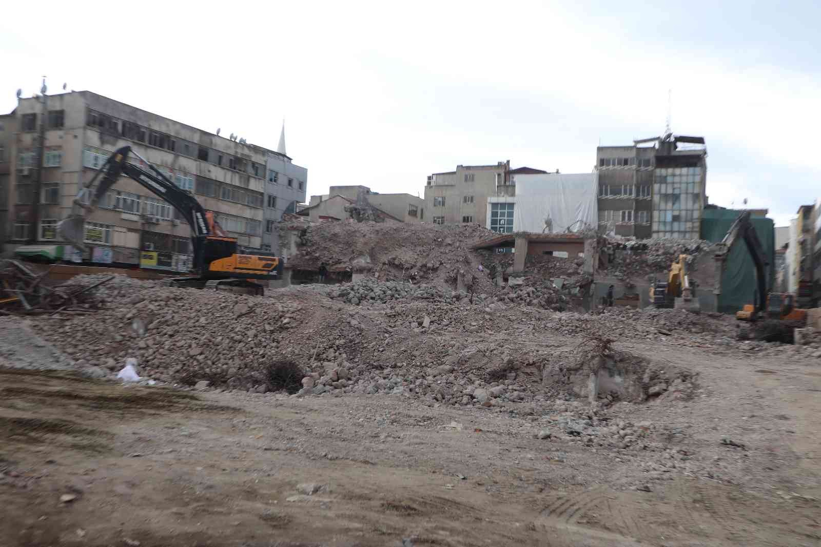 SAMSUN'DA İNŞAATI UZUN YILLAR SÜREN, FİZİKİ YAPISI NEDENİYLE ELEŞTİRİ ALAN VE 1999'DA AÇILAN ANAKENT İŞ MERKEZİ, 24 YIL SONRA YIKILARAK TARİH OLDU