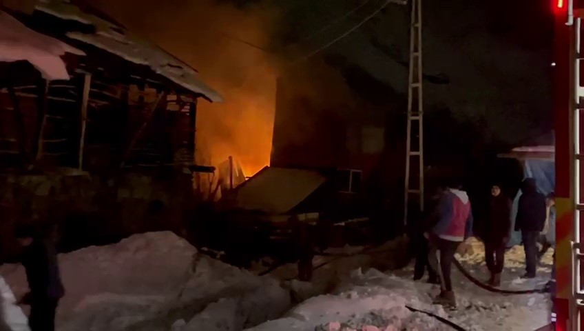 ERZURUM'UN PAZARYOLU İLÇESİNE BAĞLI KUMAŞKAYA MAHALLESİNDE BİR EVDE ÇIKAN YANGIN MAHALLEDE PANİĞE NEDEN OLDU