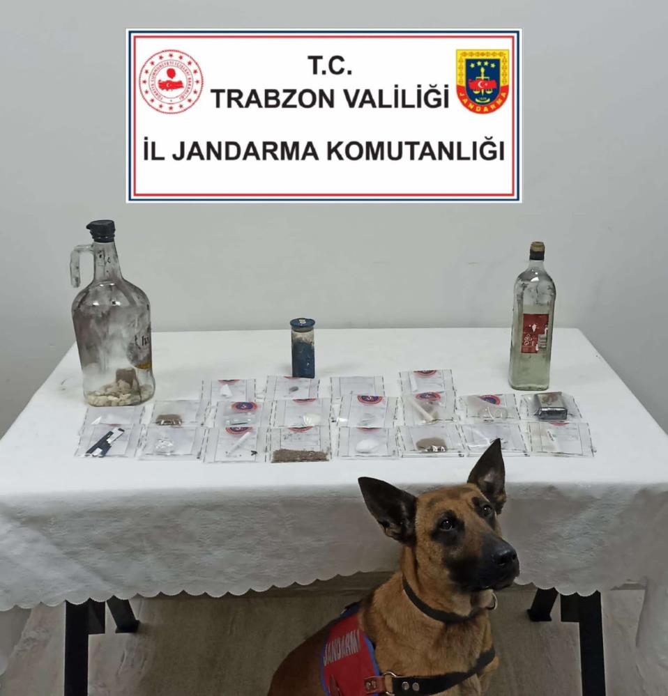 TRABZON'DA JANDARMA EKİPLERİNCE YAPILAN OPERASYONDA UYUŞTURUCU SATTIĞI TESPİT EDİLEN BİR ŞAHIS GÖZALTINA ALINIRKEN, EVİN İÇERİSİNDE UYUŞTURUCU KULLANDIĞI BELİRLENEN 5 KİŞİ HAKKINDA İŞLEM YAPILDI