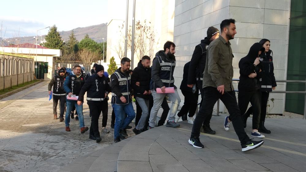 ORDU'DA UYUŞTURUCU SATICILARINA YÖNELİK DÜZENLENEN "KÖKÜNÜ KURUTMA OPERASYONU" ÇERÇEVESİNDE GÖZALTINA ALINAN 25 ŞÜPHELİ EMNİYETE GETİRİLDİ