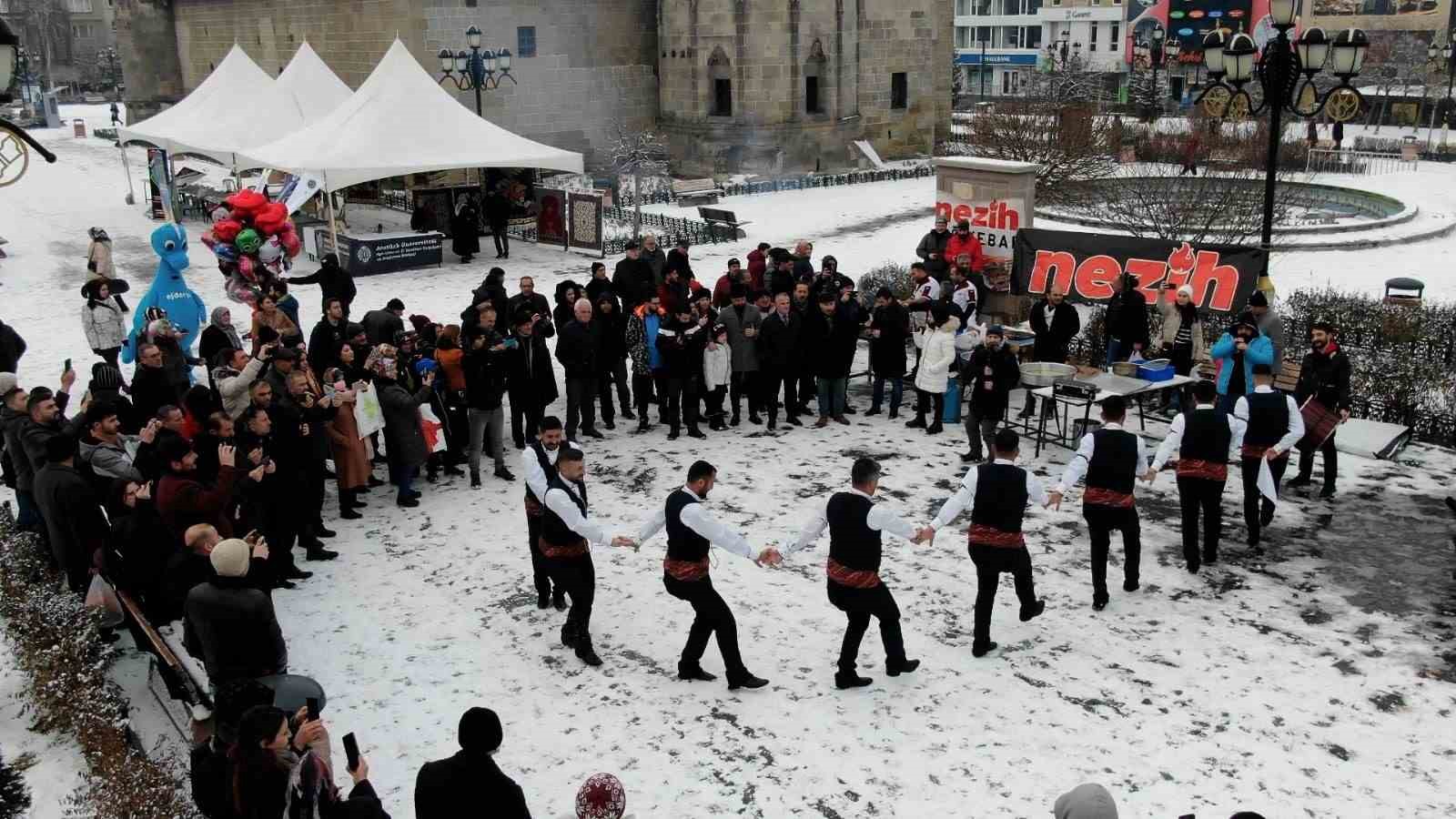 ERZURUM'DAN İSTANBUL'A HEM LEZZET HEM KÜLTÜR ÇIKARTMASI HAZIRLIĞI TAMAMLANDI. ETKİNLİK KAPSAMINDA 3 METRELİK TÜRKİYE'NİN EN UZUN CAĞ KEBABI ERZURUM'DA YAPILDI
