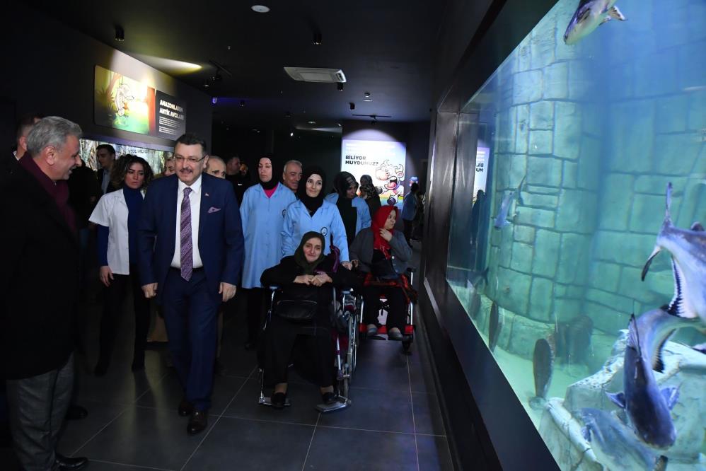 ORTAHİSAR BELEDİYE BAŞKANI AHMET METİN GENÇ, EVDE BAKIM HİZMETİ ALAN 16 BAKIMA MUHTAÇ KİŞİYE TRABZON AKVARYUM'U GEZDİRDİ
