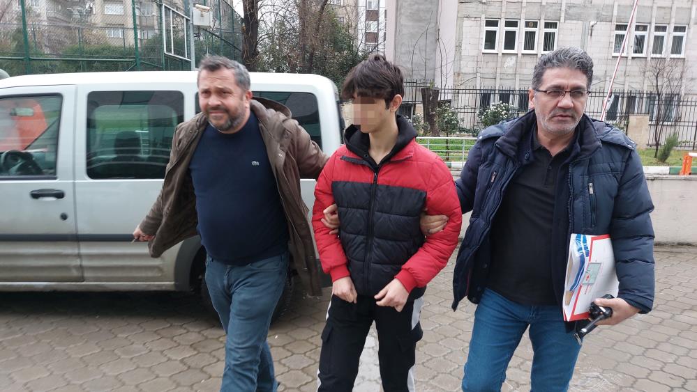 SAMSUN'DA 17 YAŞINDAKİ ÇOCUK, ANNESİNİ DARP EDEN AĞABEYİNİ 7 YERİNDEN BIÇAKLAYARAK ÖLDÜRDÜ