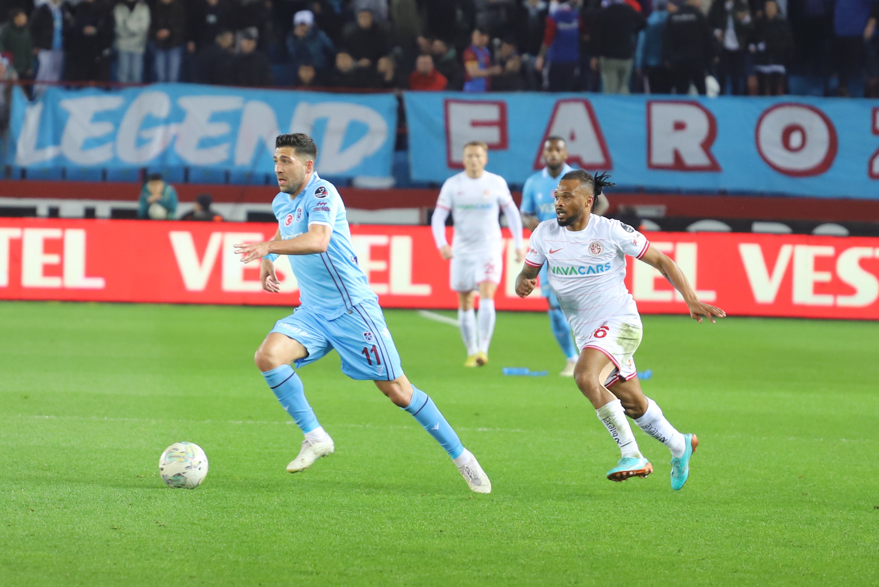 SÜPER LİG'İN 22. HAFTASINDA TRABZONSPOR İLE ANTALYASPOR KARŞI KARŞIYA GELDİ. MÜCADELE EV SAHİBİ BORDO MAVİLİLER RAKİBİNİ 2 - 0 'LIK SKORLA MAĞLUP ETMEYE BAŞARDI