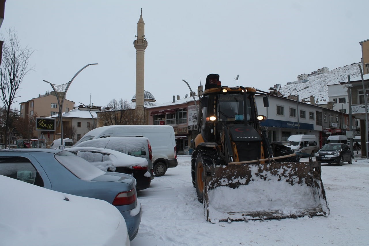 BAYBURT'TA GECE SAATLERİNDE BAŞLAYAN KAR YAĞIŞI SABAHA KADAR DEVAM ETTİ. KENTİ BEYAZA BÜRÜYEN KAR YAĞIŞININ ARDINDAN SOĞUK HAVA DA ETKİSİNİ GÖSTERDİ