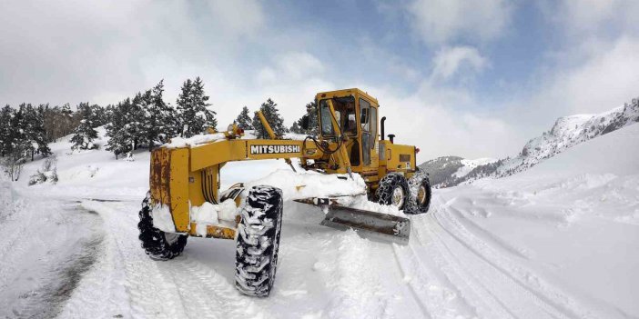 BAYBURT'TA KAR VE TİPİDEN KAPANAN 30 KÖY YOLU, İL ÖZEL İDARESİ EKİPLERİNİN YOĞUN GAYRETİYLE ULAŞIMDA AKSAMA YAŞANMADAN YENİDEN GÜN İÇERİSİNDE AÇILDI