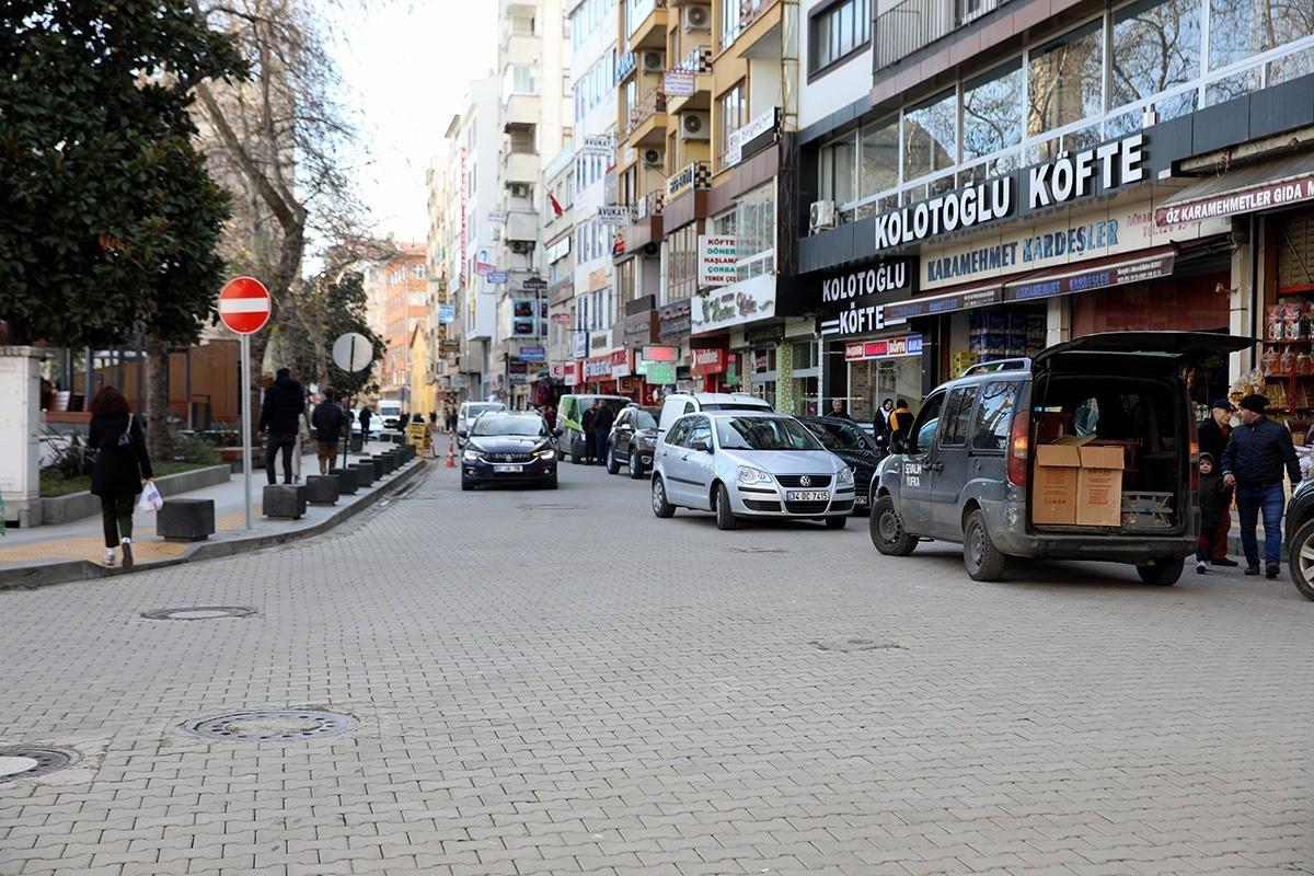AKÇAABAT’TA ŞEHİR İÇİ TRAFİĞİNDE YENİ DÖNEM BAŞLADI. TRABZON'UN AKÇAABAT İLÇESİNDE ŞEHİR İÇİ, CADDE VE SOKAKLARDAKİ TRAFİĞİ DÜZENLEMEK İÇİN TEK YÖN UYGULAMASI HAYATA GEÇİRİLDİ