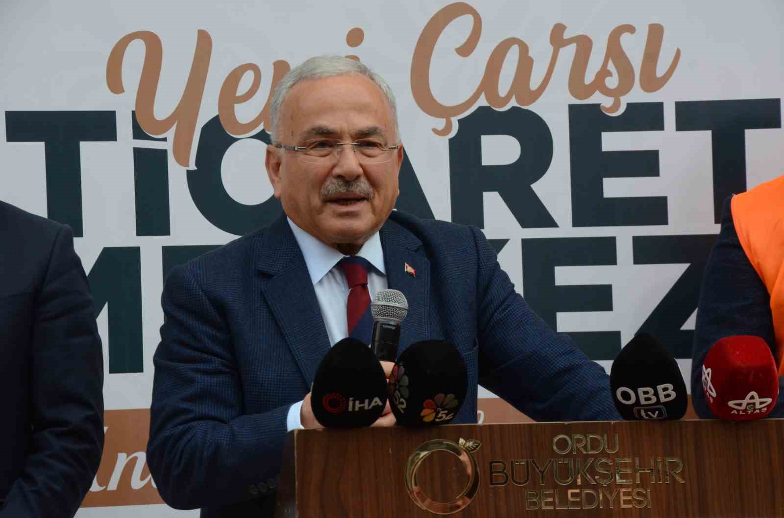 ORDU'NUN ALTINORDU İLÇESİNDE HALK ARASINDA "ÇARŞAMBA PAZARI" OLARAK BİLİNEN ALANDA ZOR ŞARTLARDA TİCARET YAPAN YENİ ÇARŞI ESNAFI, ORDU BÜYÜKŞEHİR BELEDİYE BAŞKANI HİLMİ GÜLER'İN SAYESİNDE HEM TAPU HEM DE