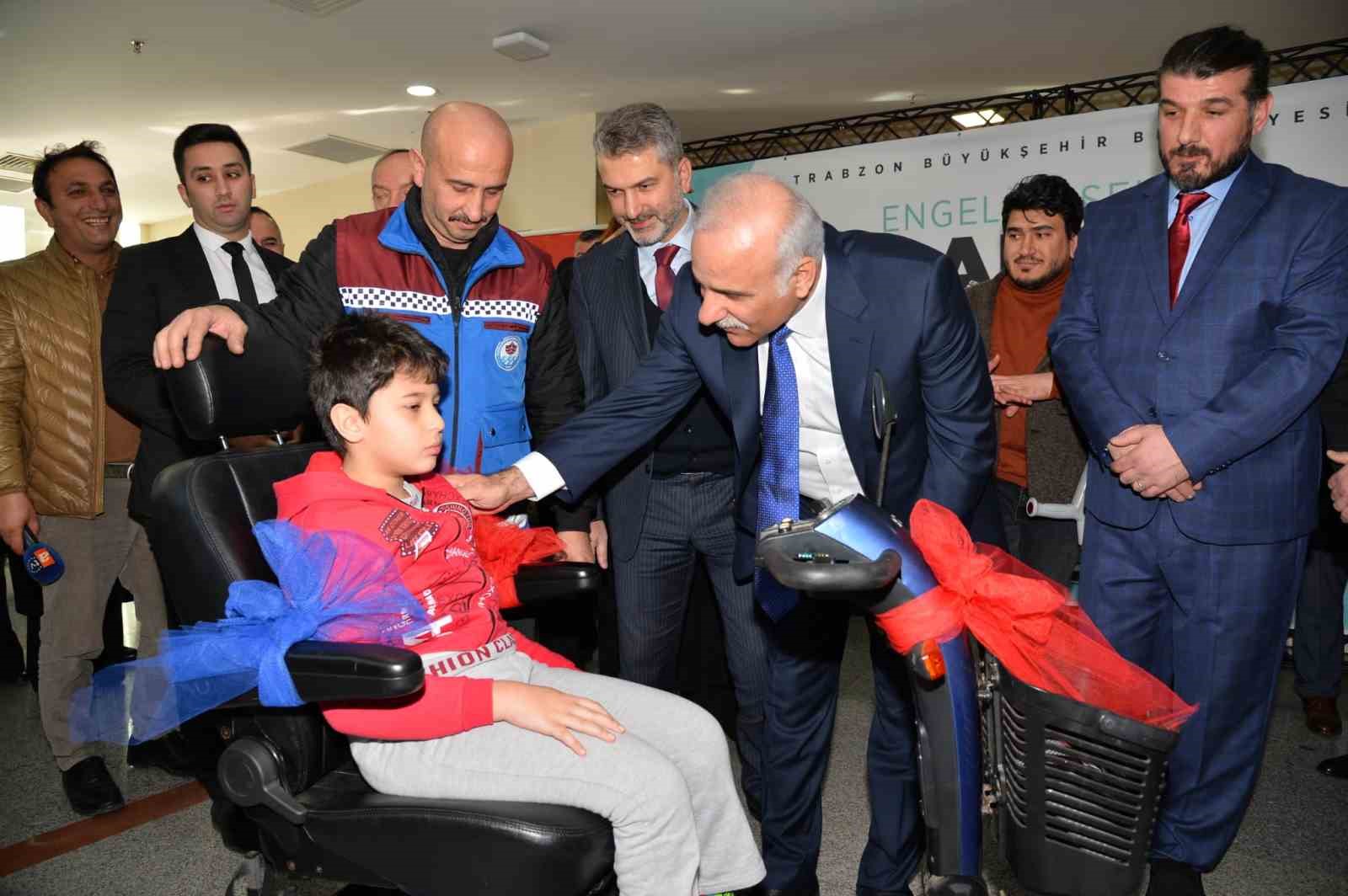 ENGELLİLERİN AKÜLÜ ARAÇ SEVİNCİ . TRABZON BÜYÜKŞEHİR BELEDİYE BAŞKANI MURAT ZORLUOĞLU, ÖZEL BİREYLER İÇİN YAPTIĞI ÇALIŞMALARLA GÖNÜLLERE DOKUNMAYA DEVAM EDİYOR