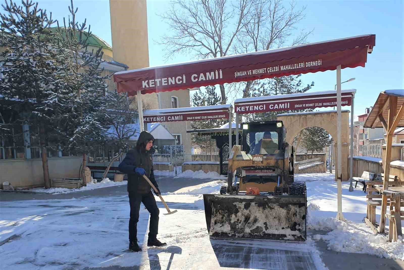 BAYBURT'TA ETKİLİ OLAN KAR YAĞIŞIYLA BİRLİKTE KARLA MÜCADELE ÇALIŞMALARINI ARALIKSIZ OLARAK SÜRDÜREN BAYBURT BELEDİYESİ KARLA MÜCADELE EKİPLERİ ŞEHRİN BİRDEN FAZLA NOKTASINDA AYNI ANDA ÇALIŞMALARINA DEVAM EDİYOR