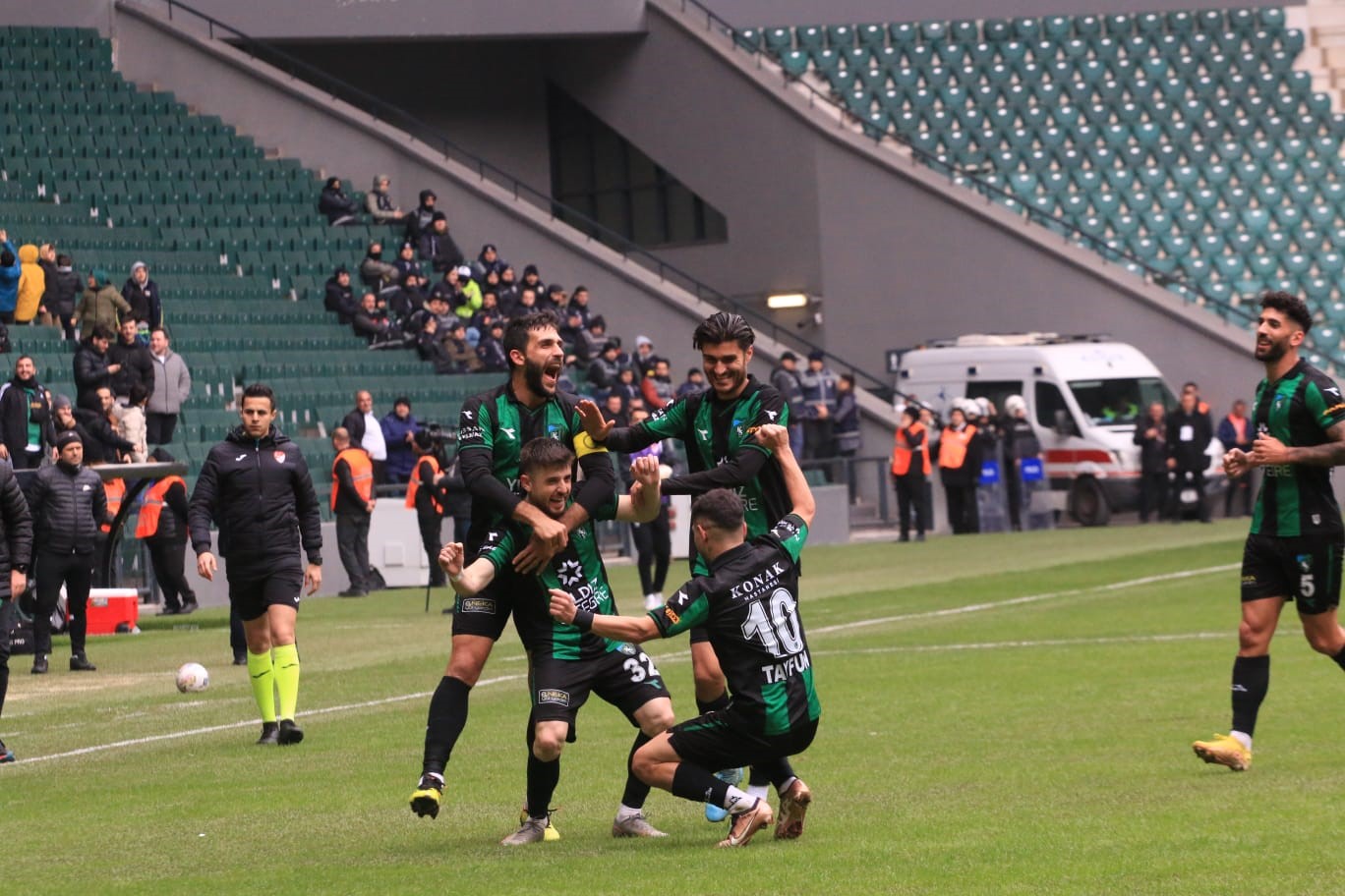 TFF 2. LİG KIRMIZI GRUP 23. HAFTASINDA KOCAELİSPOR SAHASINDA KARŞILAŞTIĞI SARIYER'İ 2-1 MAĞLUP ETTİ