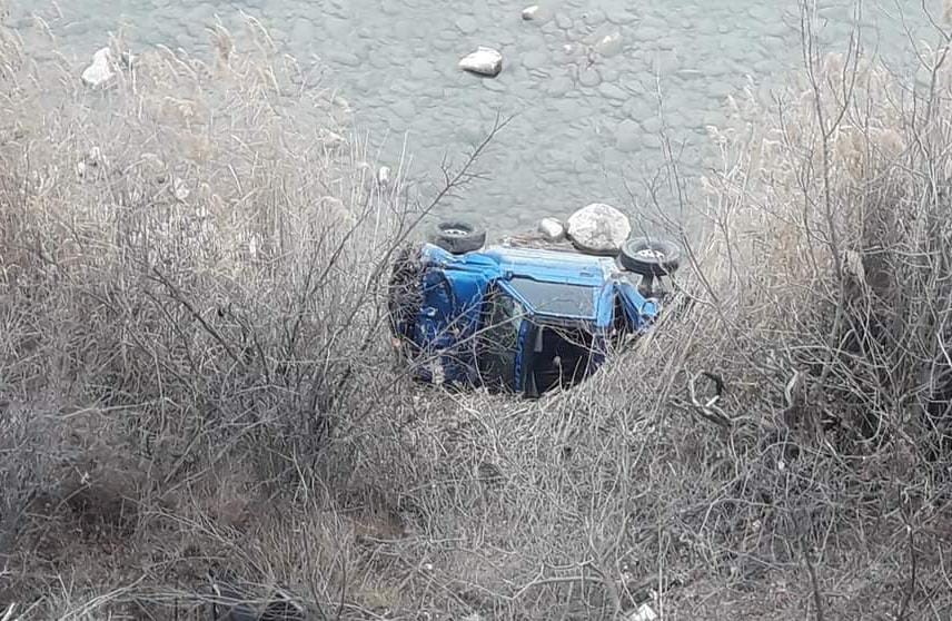 ARTVİN'İN YUSUFELİ İLÇESİNDE BUZLANMA DENENİYLE OTOMOBİL DEREYE DÜŞTÜ, MUSTAFA AKAN HAYATINI KAYBETTİ, 1 KİŞİ DE YARALANDI