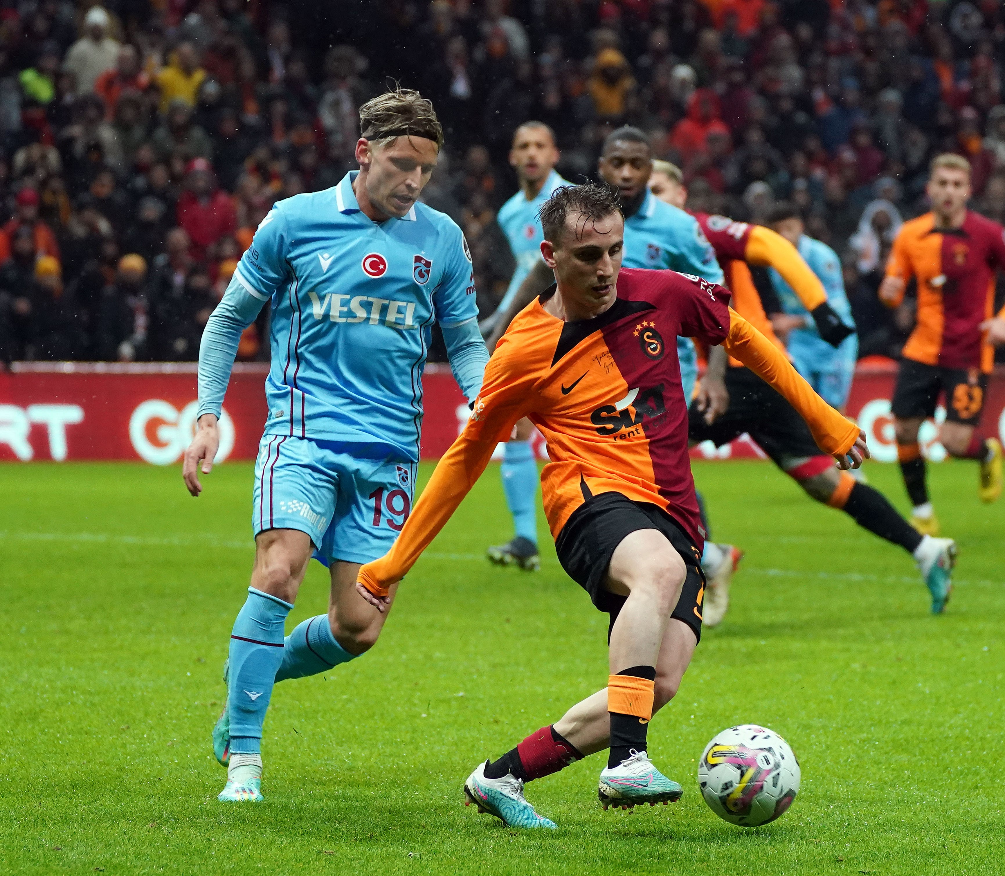 TRABZONSPOR DEPLASMANDA SÜPER LİG LİDERİ GALATASARAYLA KARŞILAŞTI. TRABZONSPOR GALATASARAY'A 2 - 1 MAĞLUP OLDU