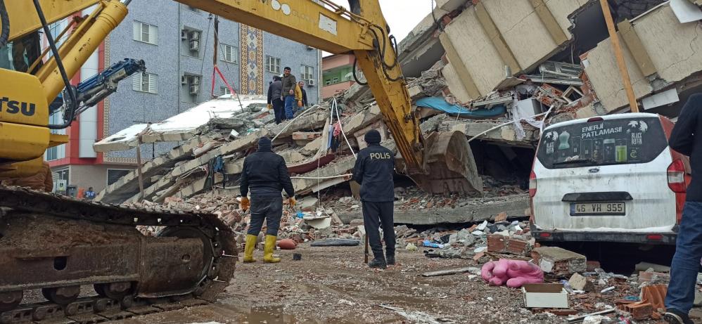KAHRAMANMARAŞ'TA 7,7 BÜYÜKLÜĞÜNDE MEYDANA GELEN DEPREMDE İLK BİLGİLERE GÖRE EN AZ 300 BİNA YIKILDI