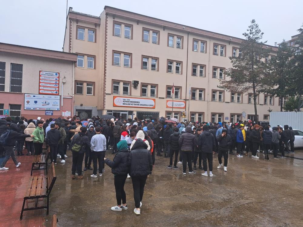 KAHRAMANMARAŞ'IN ELBİSTAN İLÇESİNDE SAAT 13.24 SIRALARINDA MEYDANA GELEN 7.6 BÜYÜKLÜĞÜNDEKİ DEPREM, ORDU'NUN ÜNYE İLÇESİNDE DE HİSSEDİLİRKEN, VATANDAŞLAR BÜYÜK PANİK YAŞADI
