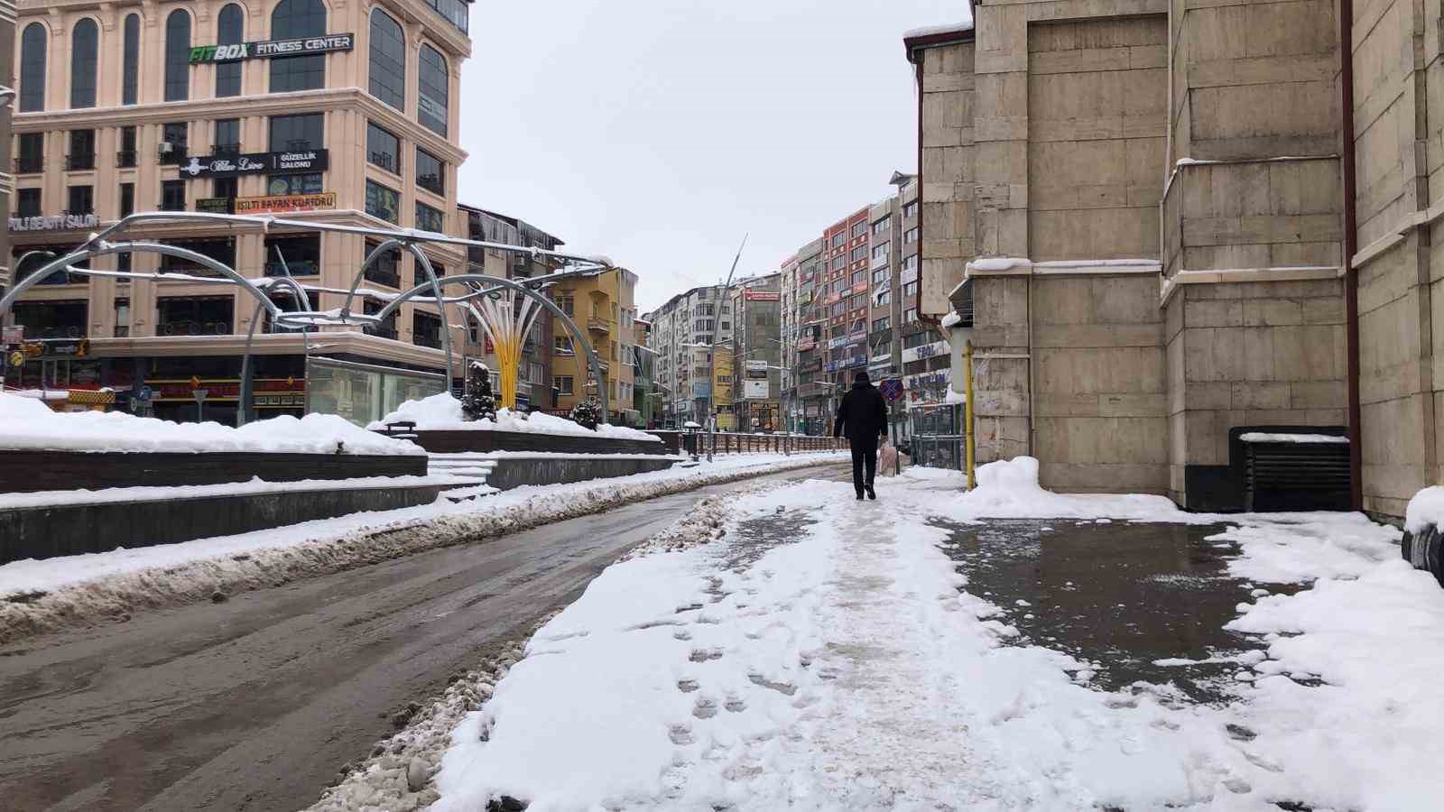 MEVSİM NORMALLERİNE DÖNEN ERZURUM'DA AKŞAM BAŞLAYAN KAR YAĞIŞI, SABAHA KADAR ETKİSİNİ SÜRDÜRDÜ
