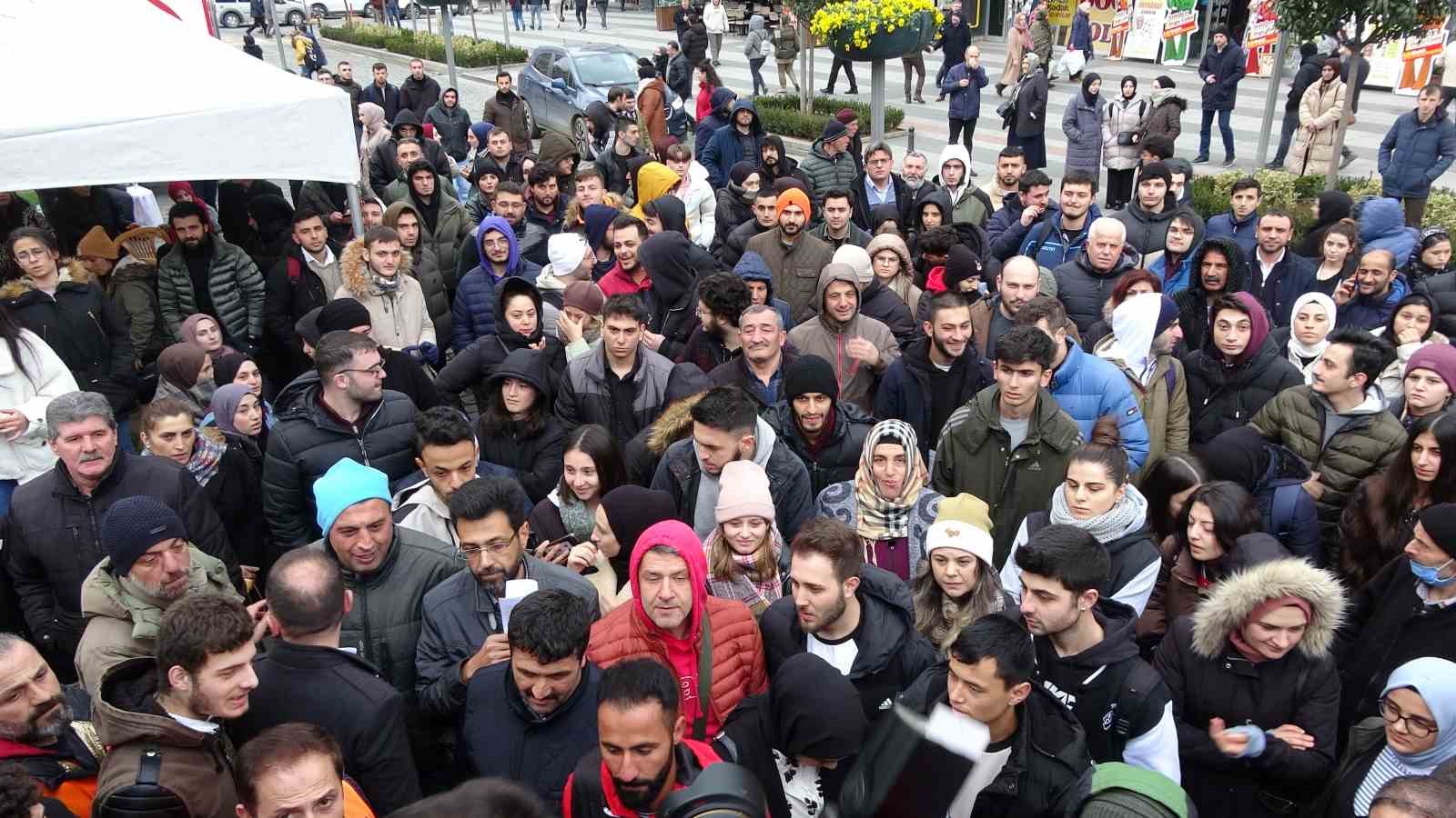 KAHRAMANMARAŞ'TA DÜN 9 SAAT ARAYLA MEYDANA GELEN 2 AYRI ŞİDDETLİ DEPREMİN ARDINDAN TRABZONLU VATANDAŞLAR KAN MERKEZLERİNE AKIN ETTİ