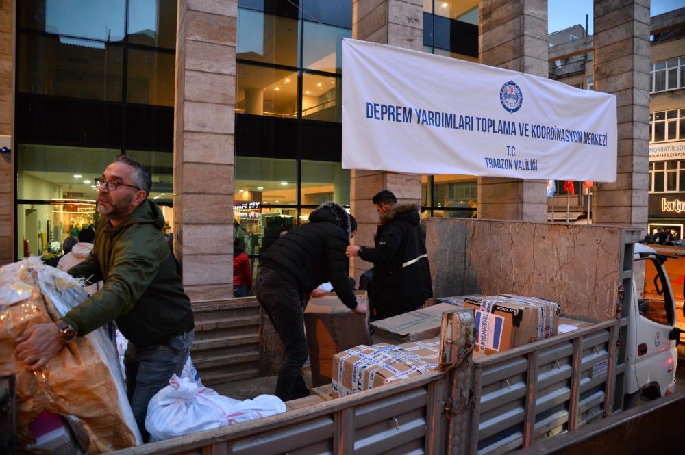 TRABZON BÜYÜKŞEHİR BELEDİYESİ, DEPREMİN İLK DAKİKALARINDAN İTİBAREN TÜM BİRİMLERİNİ SEFERBER EDEREK BAŞLATTIĞI YARDIM FAALİYETLERİNE TÜM HIZIYLA DEVAM EDİYOR