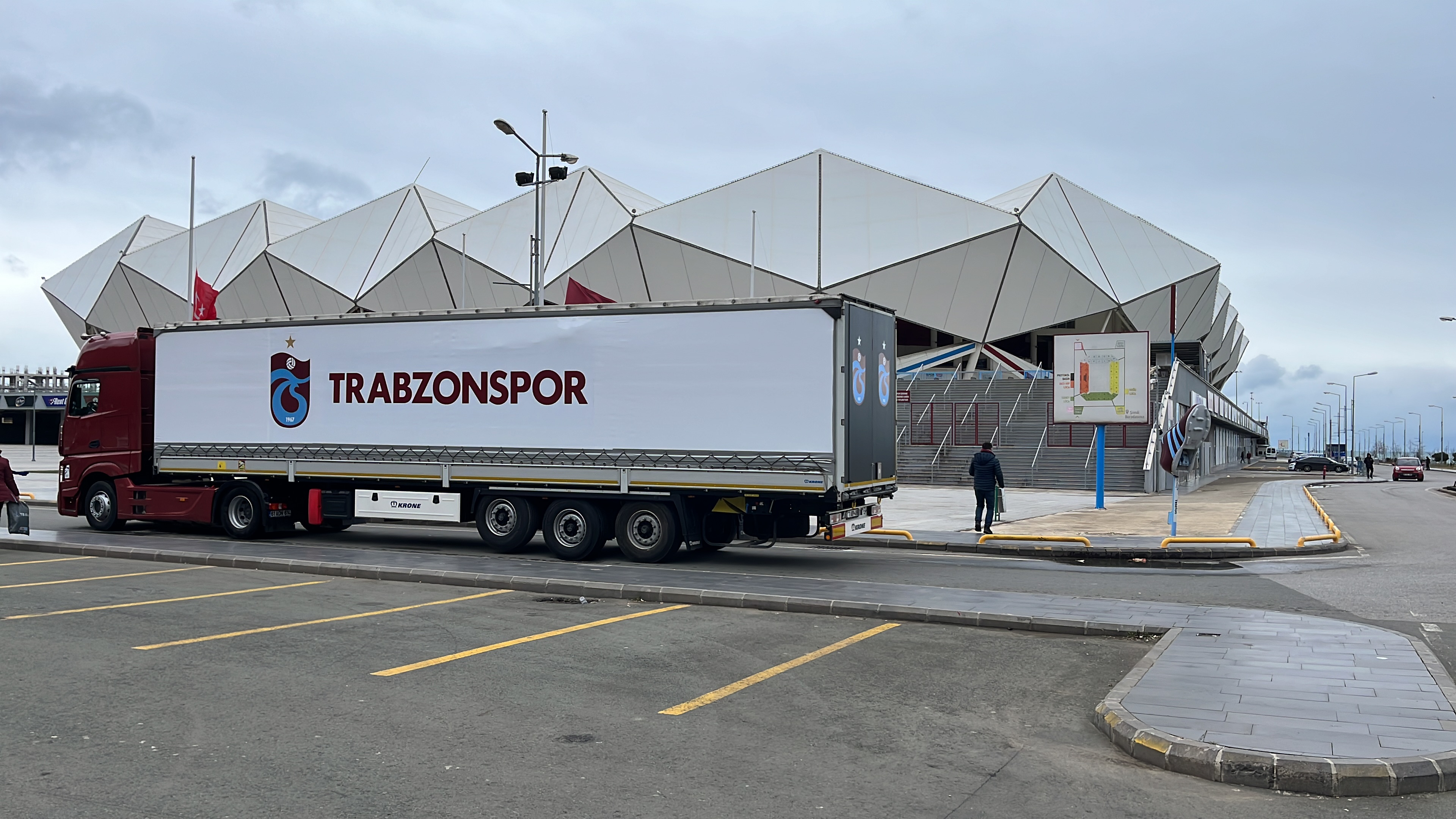 TRABZONSPOR YARDIM TIR'I YOLA ÇIKTI.ÜLKEMİZİ BÜYÜK HÜZNE BOĞAN DEPREM FELAKETİNDEN ZARAR GÖREN VATANDAŞLARIMIZIN YARALARINI BİR NEBZE DE OLSA SARABİLMEK İÇİN HAZIRLADIĞIMIZ ÜRÜNLERİ TAŞIYAN YARDIM TIRLARI YOLA ÇIKTI