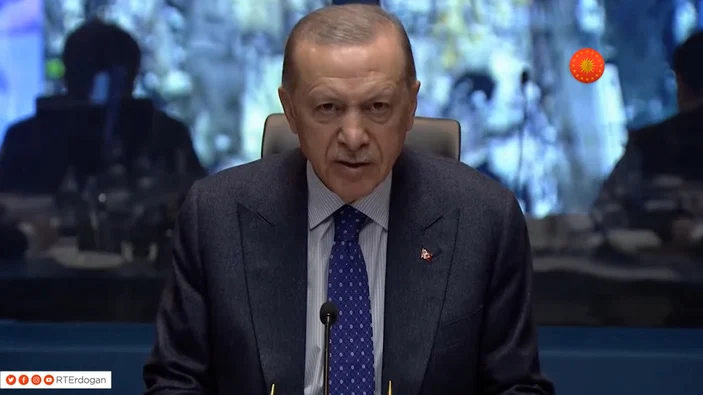DEPREME İLİŞKİN AÇIKLAMALARDA BULUNAN CUMHURBAŞKANI ERDOĞAN, BİNLERCE CAN ALAN FELAKETİN YALNIZCA TÜRKİYE CUMHURİYETİ TARİHİNİN DEĞİL, DÜNYA ÇAPINDAKİ EN BÜYÜK AFETLERDEN BİRİ OLDUĞUNU VURGULADI