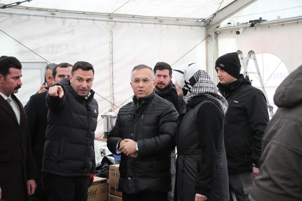 RİZE MERKEZ VE İLÇELERİNDE BAŞLATILAN YARDIM KAMPANYALARINDA TOPLANAN MALZEMELERİ DEPREMZEDELERE GÖNDERİLİYOR