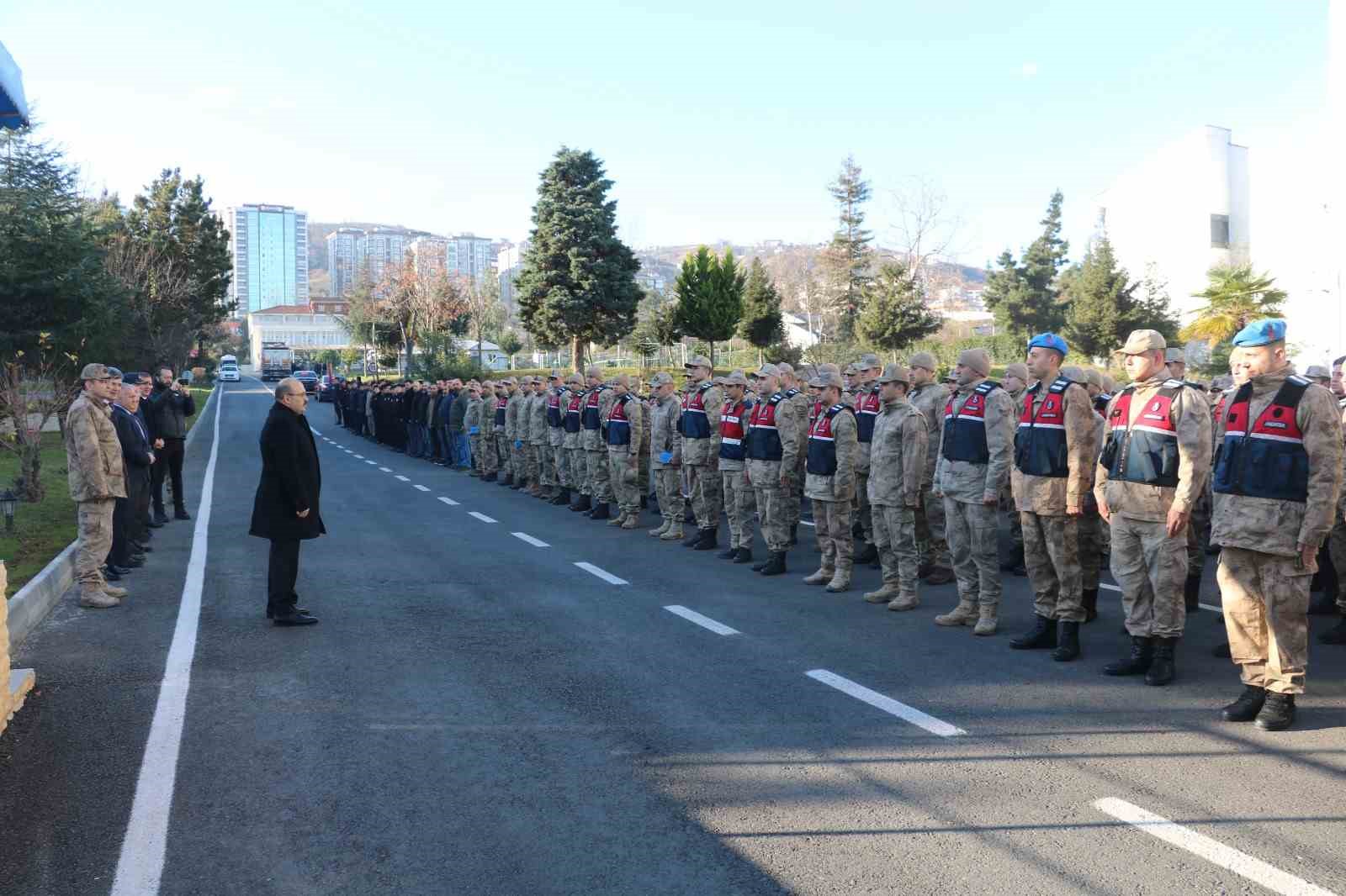 TRABZON İL JANDARMA KOMUTANLIĞI'NA BAĞLI BİRLİKLERCE OLUŞTURULAN BİRİNCİ GRUP 300 KİŞİLİK ARAMA-KURTARMA VE İNSANİ YARDIM EKİPLERİ KAHRAMANMARAŞ'TAKİ DEPREMZEDELERE YARDIM İÇİN DUALARLA UĞURLANDILAR