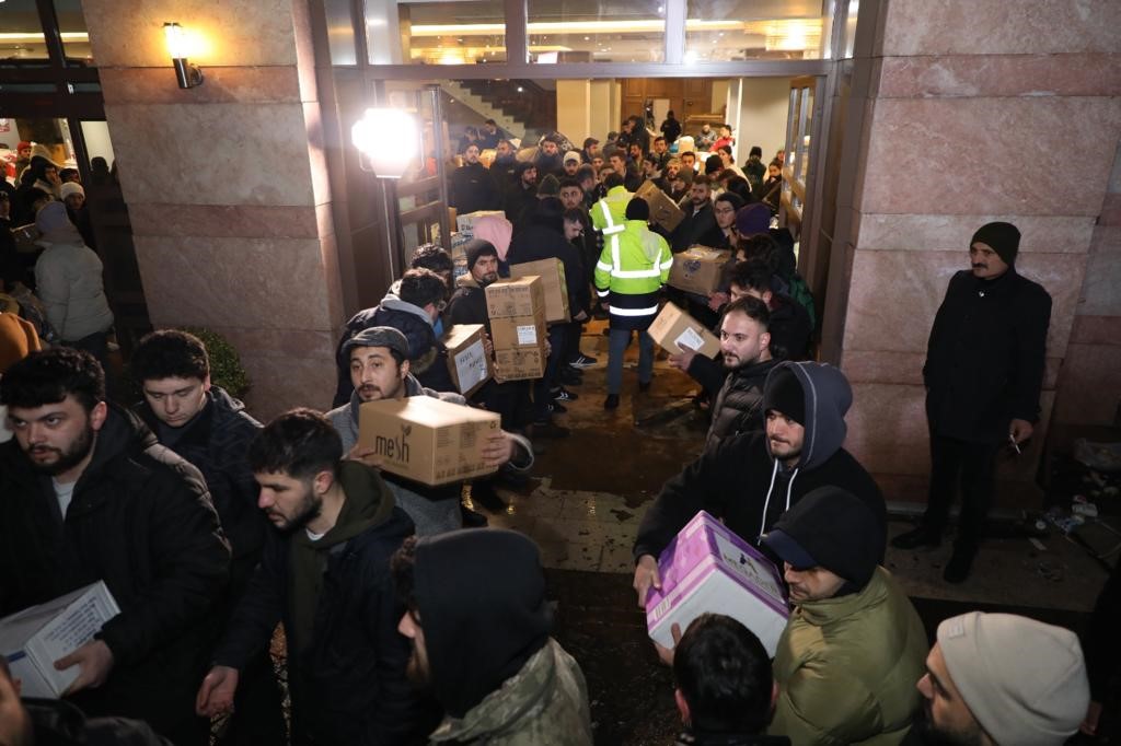 DEPREMİN YARALARINI SARMAK İÇİN 6 ŞUBAT'TAN BUGÜNE TÜM BİRİMLERİYLE SEFERBERLİK BAŞLATAN ORDU BÜYÜKŞEHİR BELEDİYESİ, VATANDAŞLARIN DESTEKLERİYLE ÇIĞ GİBİ BÜYÜYEN YARDIMLARI DEPREM BÖLGESİNE ULAŞTIRMAYA DEVAM EDİYOR