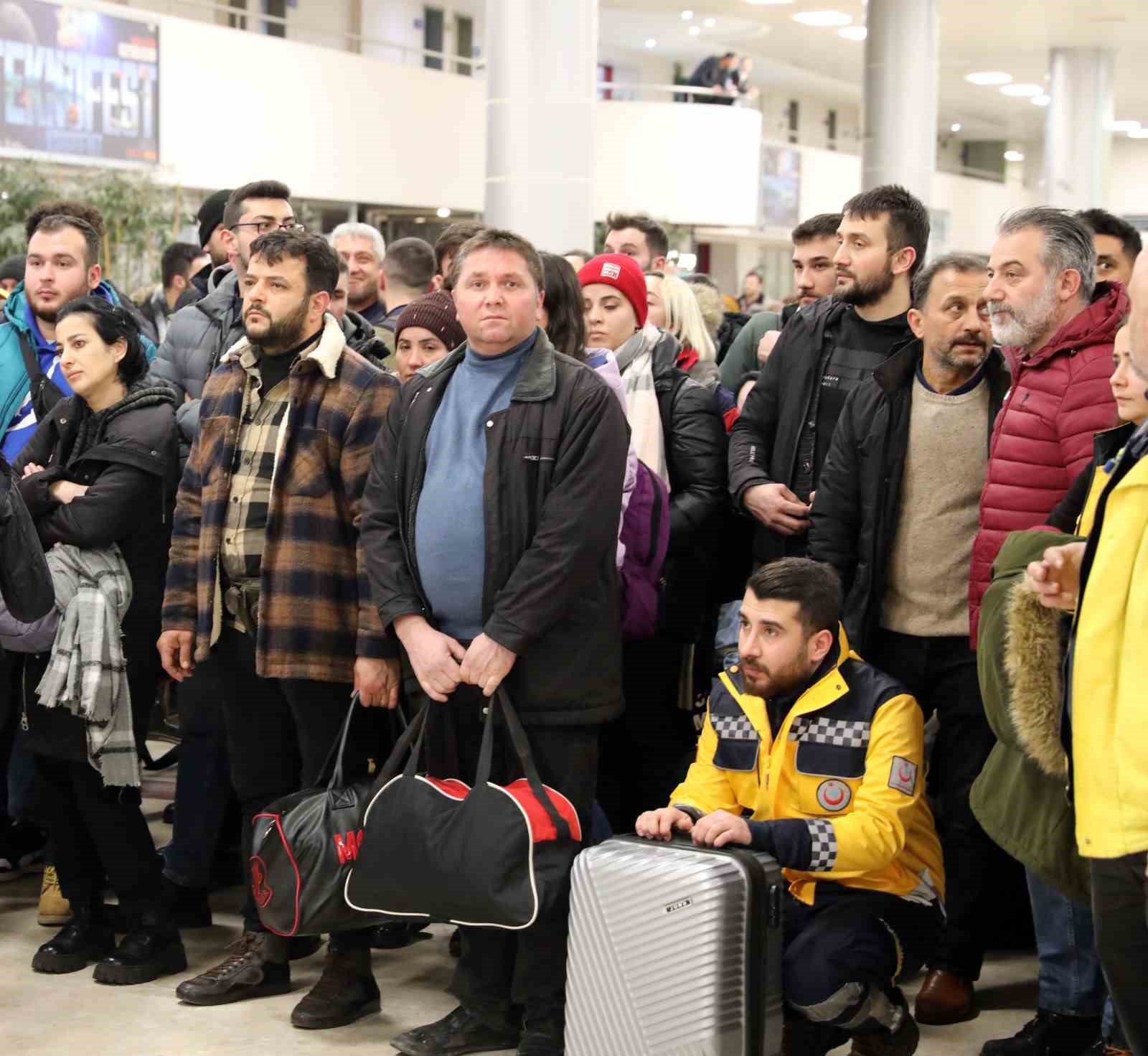 SAMSUN'DAN 189 SAĞLIK ÇALIŞANI, GÖNÜLLÜ OLARAK GÖREV YAPMAK ÜZERE DEPREM BÖLGESİNE YOLCU EDİLDİ