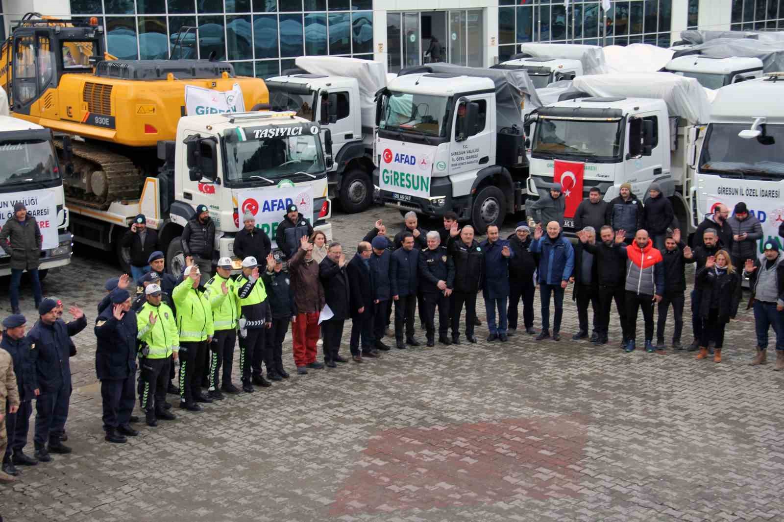 GİRESUN VALİLİĞİ, BELEDİYE VE DİĞER KURUMLARIN İŞBİRLİĞİNDE BAŞLATILAN YARDIM KAMPANYASIYLA DEPREM BÖLGELERİNE YARDIM KONVOYU GÖNDERİLDİ