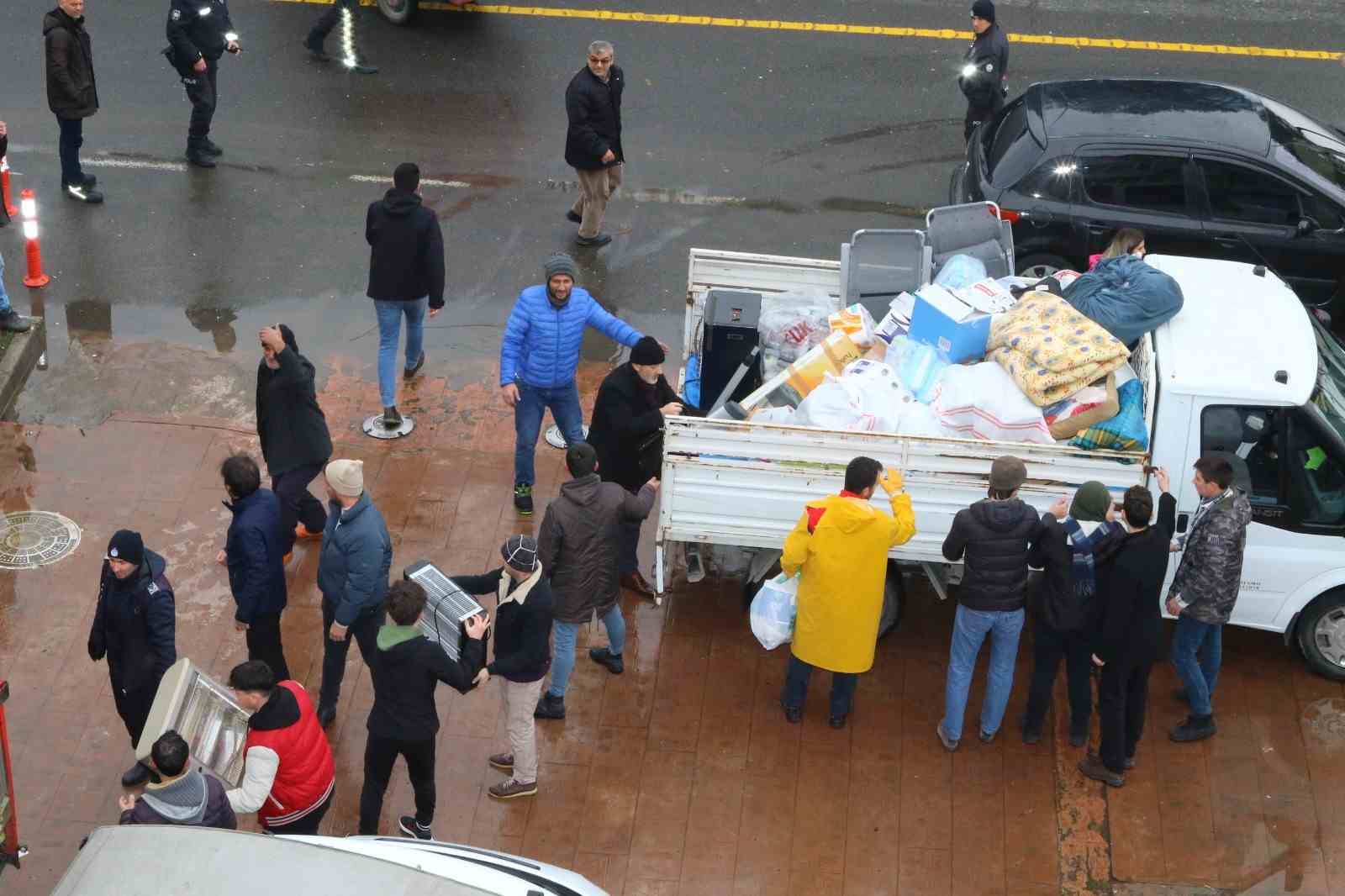 ORDU'NUN ÜNYE İLÇESİNDE DEPREM AFETİ NEDENİYLE TOPLANAN YARDIMLAR, TIR VE KAMYONLARA YÜKLENEREK BÖLGELERE GÖNDERİLMEYE DEVAM EDİLİYOR