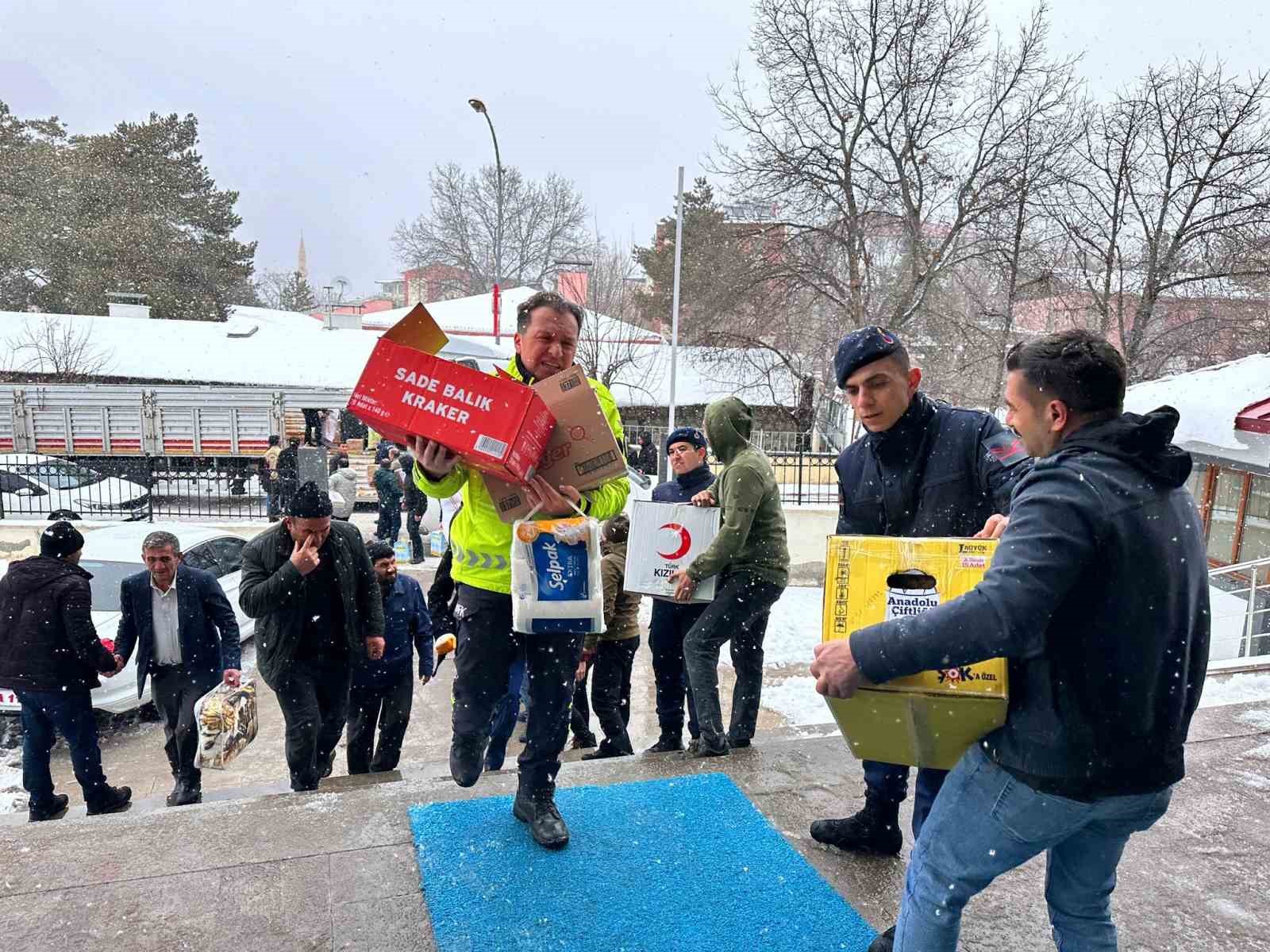 ERZURUM UZUNDERE KAYMAKAMLIĞI'NIN BAŞLATMIŞ OLDUĞU YARDIM SEFERBERLİĞİNE TÜM VATANDAŞLAR TARAFINDAN DESTEK GELDİ