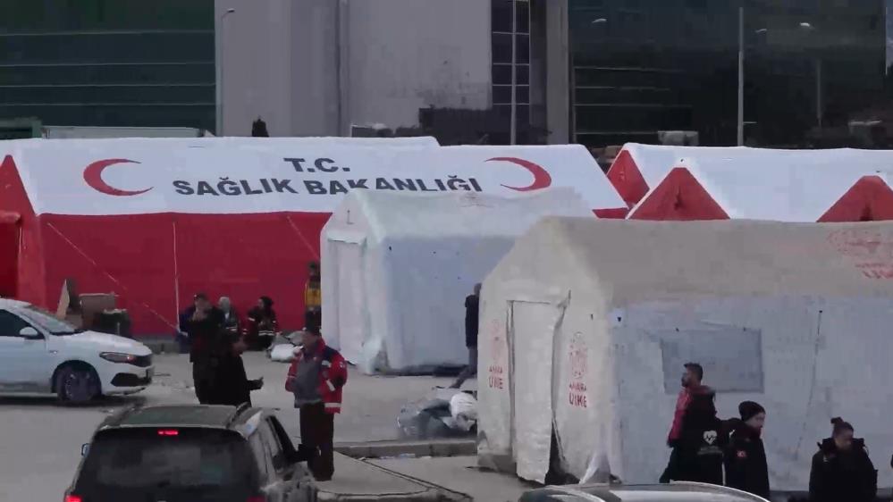 SAĞLIK BAKANI FAHRETTİN KOCA, DEPREM BÖLGESİNDEKİ 10 İLDE 77 SAHRA HASTANESİ KURDUKLARINI BİLDİRDİ