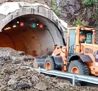 ARTVİN'DE KEMALPAŞA İLÇESİ LİMANKÖY MEVKİ KOPMUŞ TÜNELİ GİRİŞİNDE BU SABAH HEYELAN MEYDANA GELDİ
