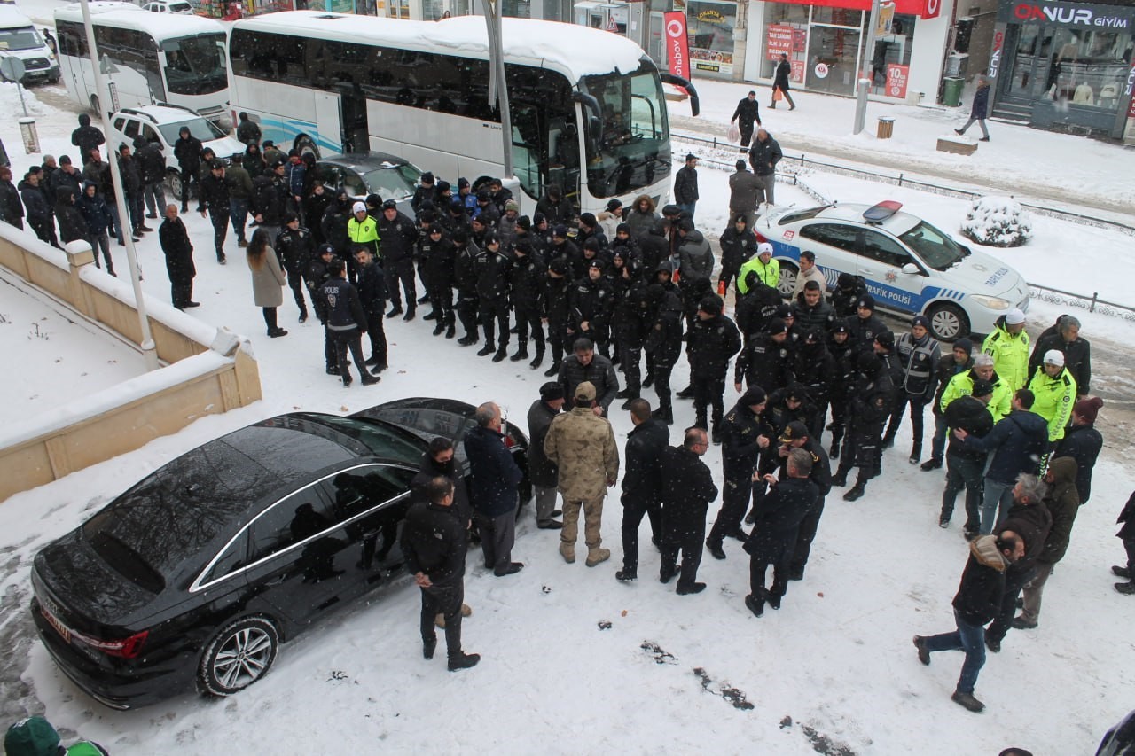BAYBURT İL EMNİYET MÜDÜRLÜĞÜ DEPREM BÖLGESİNE GÖNDERİLMEK ÜZERE BİR EMNİYET MÜDÜR YARDIMCISINDAN, BİR ŞUBE MÜDÜRÜNDEN, 3 KOMİSERDEN VE 50 POLİS MEMURUNDAN OLUŞAN 55 KİŞİLİK EKİBİNİ BAYBURT VALİLİĞİ ÖNÜNDEN DUALARLA UĞURLADI