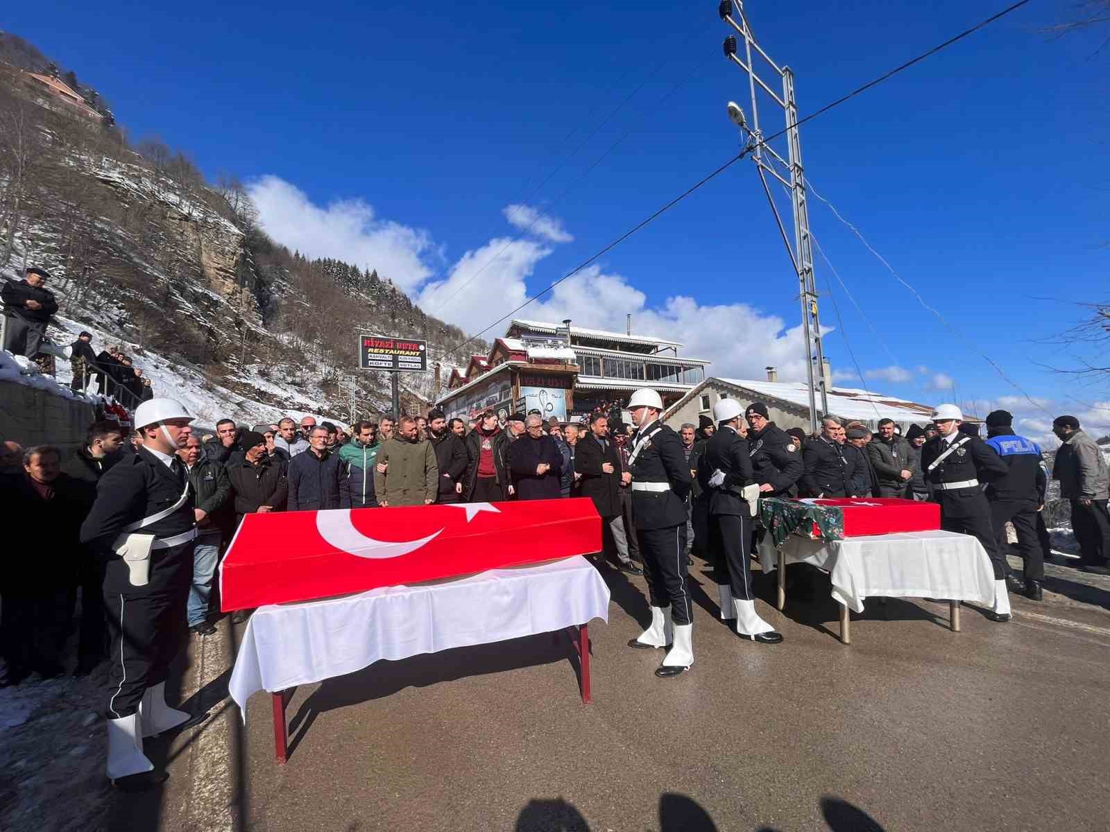 KAHRAMANMARAŞ MERKEZLİ DEPREMDE HATAY'IN SAMANDAĞ İLÇESİNDE YIKILAN BİNANIN ENKAZINDA KALARAK HAYATINI KAYBEDEN POLİS MEMURU VE 2 YAŞINDAKİ KIZI BUGÜN MEMLEKETLERİ TRABZON'UN MAÇKA İLÇESİNDE SON YOLCULUKLARINA UĞUR