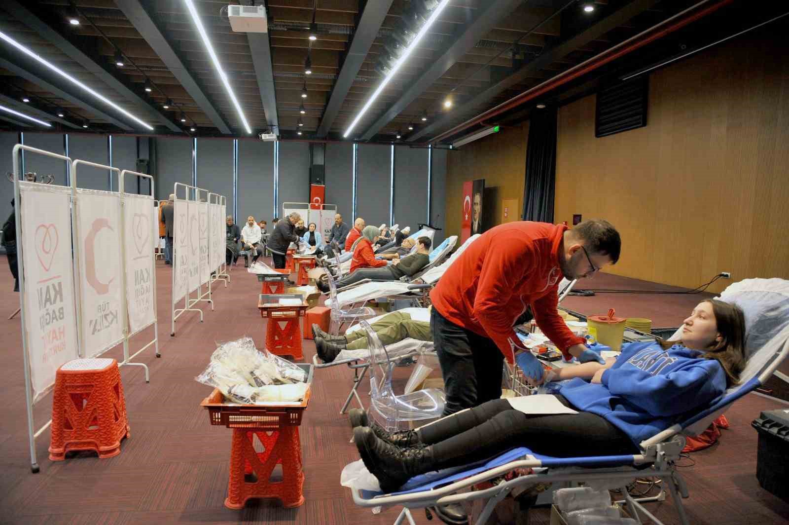 SAMSUN'DA DEPREMZEDELER İÇİN YÜRÜTÜLEN KAN BAĞIŞI KAMPANYASINDA 3 GÜNDE 2 BİN 545 KİŞİ KAN VERDİ
