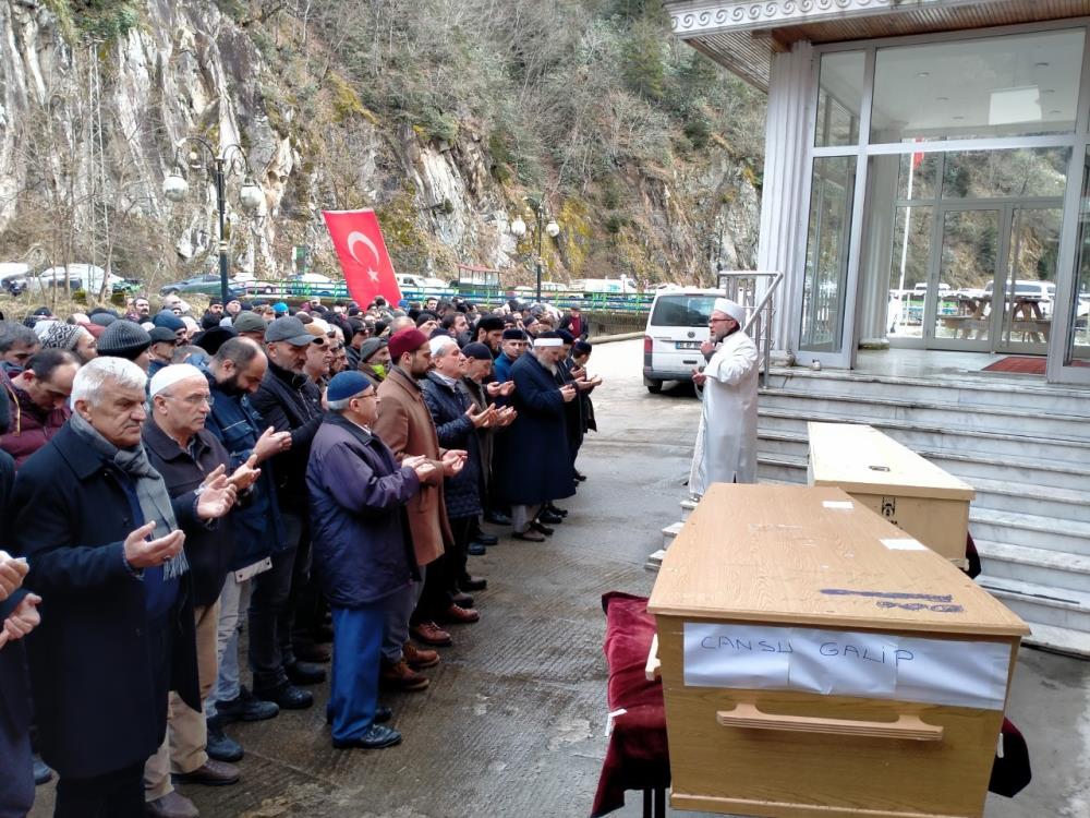 HATAY'DA İKAMET EDERKEN DEPREMDE YIKILAN EVLERİNİN ENKAZINDA KALARAK VEFAT EDEN ANNE ZEYNEP ALTINTAŞ (45) İLE KIZI CANSU GALİP (16)'İN CENAZELERİ İKİZDERE ŞİMŞİRLİ KÖYÜN TOPRAĞA VERİLDİ