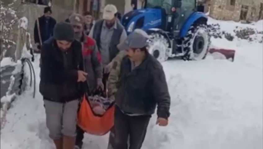 ERZURUM'UN AŞKALE İLÇESİNDE ANİDEN RAHATSIZLANAN KALP HASTASI TACETTİN ACAR, KAPALI OLAN KÖY YOLUNUN ULAŞIMA AÇILMASININ ARDINDAN AMBULANSLA HASTANEYE KALDIRILDI