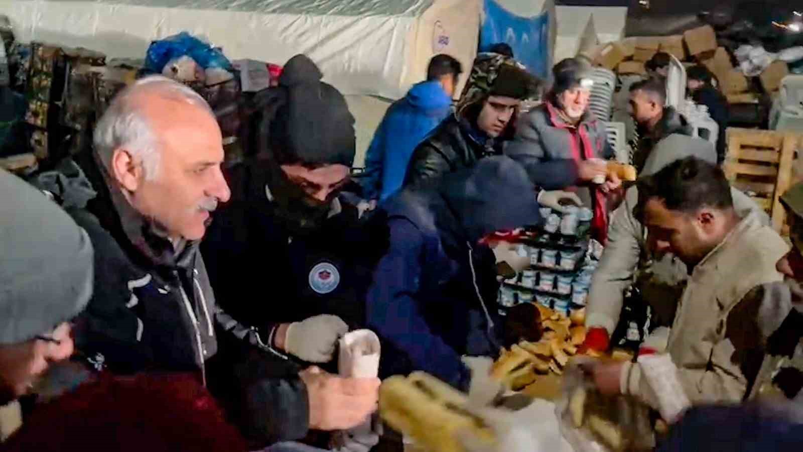 KAHRAMANMARAŞ'TA DEPREM YÖNETİMİNE DESTEK VERMESİ İÇİN GÖREVLENDİREN TRABZON BÜYÜKŞEHİR BELEDİYE BAŞKANI MURAT ZORLUOĞLU, BÖLGEYE ADIM ATTIĞI ANDAN İTİBAREN DEPREMZEDELERİ BİR AN OLSUN YALNIZ BIRAKMIYOR