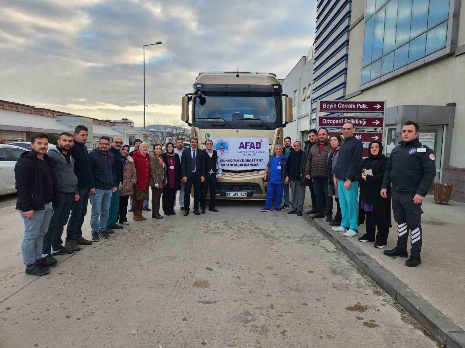 SAMSUN EĞİTİM VE ARAŞTIRMA HASTANESİ DEPREMZEDELER İÇİN İÇERİSİNDE TIBBİ MALZEME, SU, GIDA, GİYİM VE MAMA BULUNAN 1 TIR DOLU YARDIMI DEPREM BÖLGESİNE GÖNDERDİ