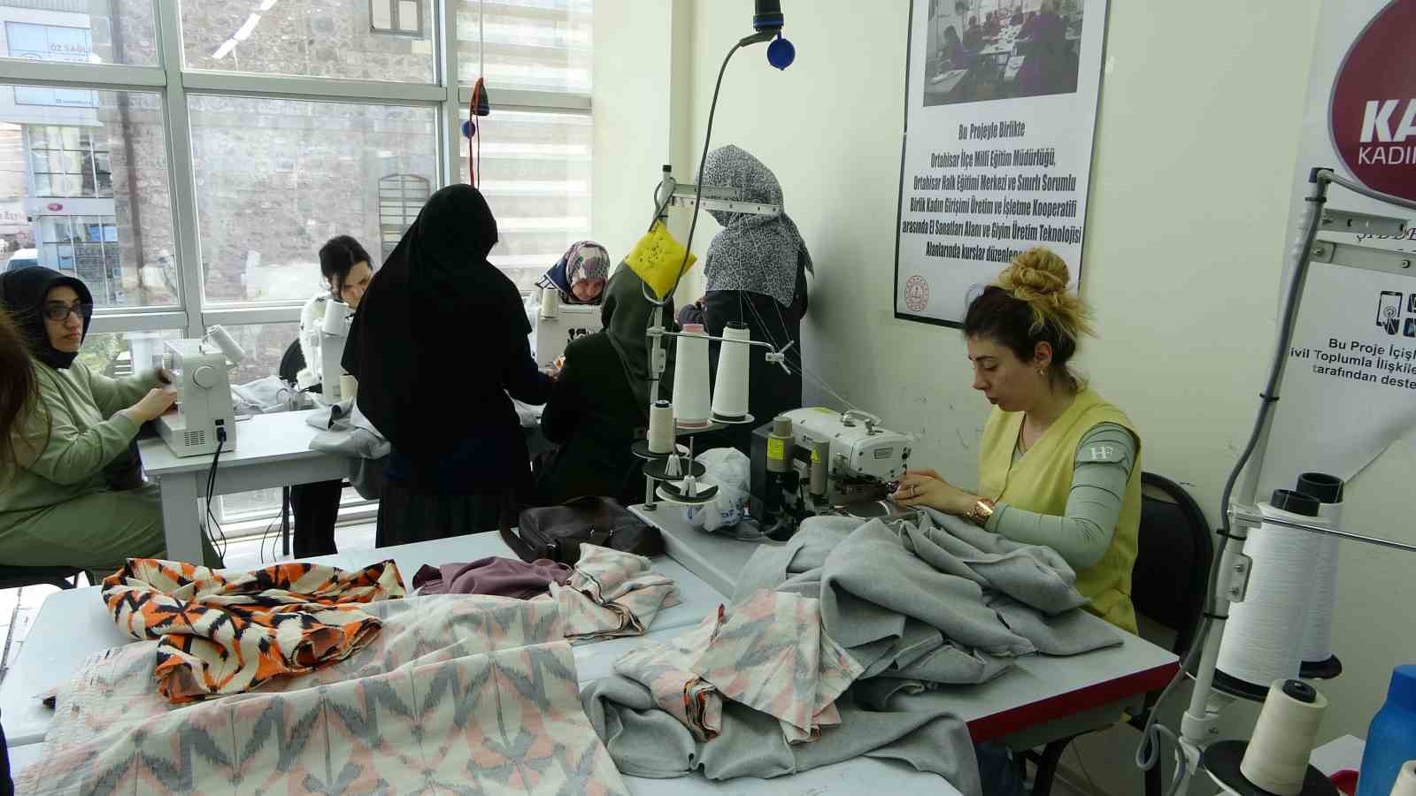 KAHRAMANMARAŞ MERKEZLİ OLAN 10 İLİ ETKİLEYEN 7.7 VE 7.6 DEPREM NEDENİYLE ENKAZ ALANLARINDA İHTİYAÇ DUYULAN ÜRÜNLER TÜRKİYE'NİN FARKLI NOKTALARINDAN ULAŞTIRILMAYA ÇALIŞILIRKEN,TRABZON'DA BU ANLAMDA HUMMALI BİR ÇALIŞ