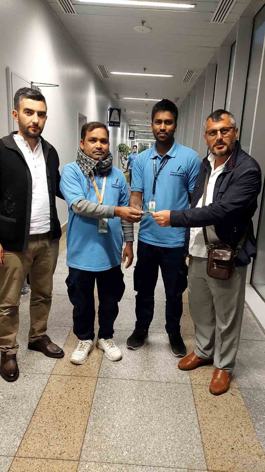 CİDDE HAVALİMANI'NDA UMRE ZİYARETİNDEN DÖNEN TRABZON KAFİLESİNİN YANINA GELEN HAVALİMANINDA GÖREVLİ SENEGAL VE BANGLADEŞLİ TEMİZLİK ÇALIŞANLARI DEPREMZEDELER İÇİN DUYGULANDIRAN BİR BAĞIŞTA BULUNDU