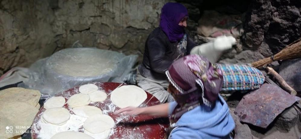 ERZURUM'UN NARMAN İLÇESİ BAŞKALE KÖYÜNDE GÖNÜLLÜ OLARAK BİR ARAYA GELEN KADINLAR, DEPREM BÖLGELERİNDEKİ EKMEK İHTİYACI ÇAĞRISINA YANIT VERMEK ÜZERE HAREKETE GEÇTİLER