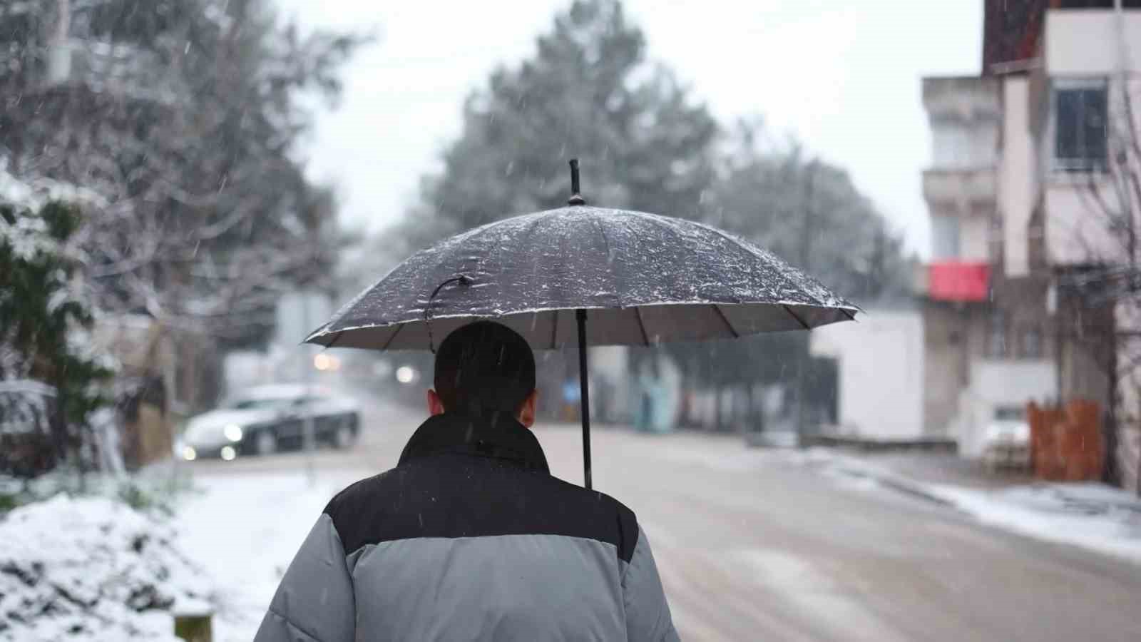 SAMSUN ŞEHİR MERKEZİ HAFTANIN İLK GÜNÜNE KAR YAĞIŞIYLA BAŞLADI. SABAHA KARŞI BAŞLAYAN KAR YAĞIŞI ARALIKLARLA ETKİLİ OLDU