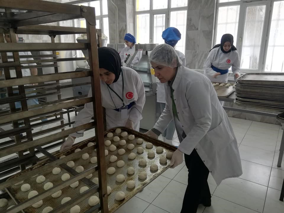 ERZURUM HAMİDİYE MESLEKİ VE TEKNİK ANADOLU LİSESİ ÖĞRETMEN VE ÖĞRENCİLERİ, KAHRAMANMARAŞ MERKEZLİ İKİ DEPREMİN BÜYÜK YIKIMA NEDEN OLDUĞU 10 İLİN EKMEK İHTİYACINI KARŞILAMAK İÇİN SEFERBER OLDULAR