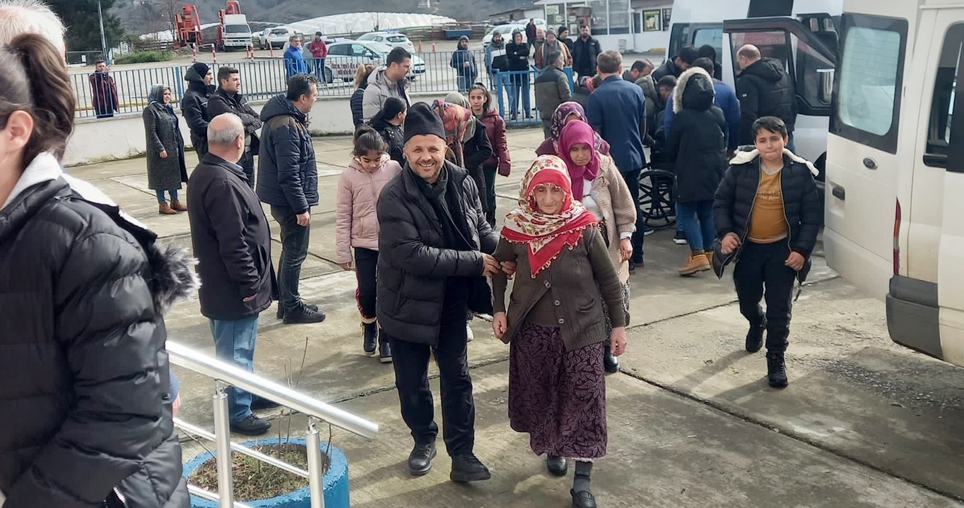 GİRESUN'DAKİ KYK YURTLARINA 105 DEPREMZEDE YERLEŞTİRİLDİĞİ, 300 DEPREMZEDENİN DE YERLEŞTİRİLECEĞİ BELİRTİLDİ. YÖK TARAFINDAN İSTİSNA TUTULAN ÖĞRENCİLER İÇİN DE 730 KAPASİTE AYRILDIĞI KAYDEDİLDİ