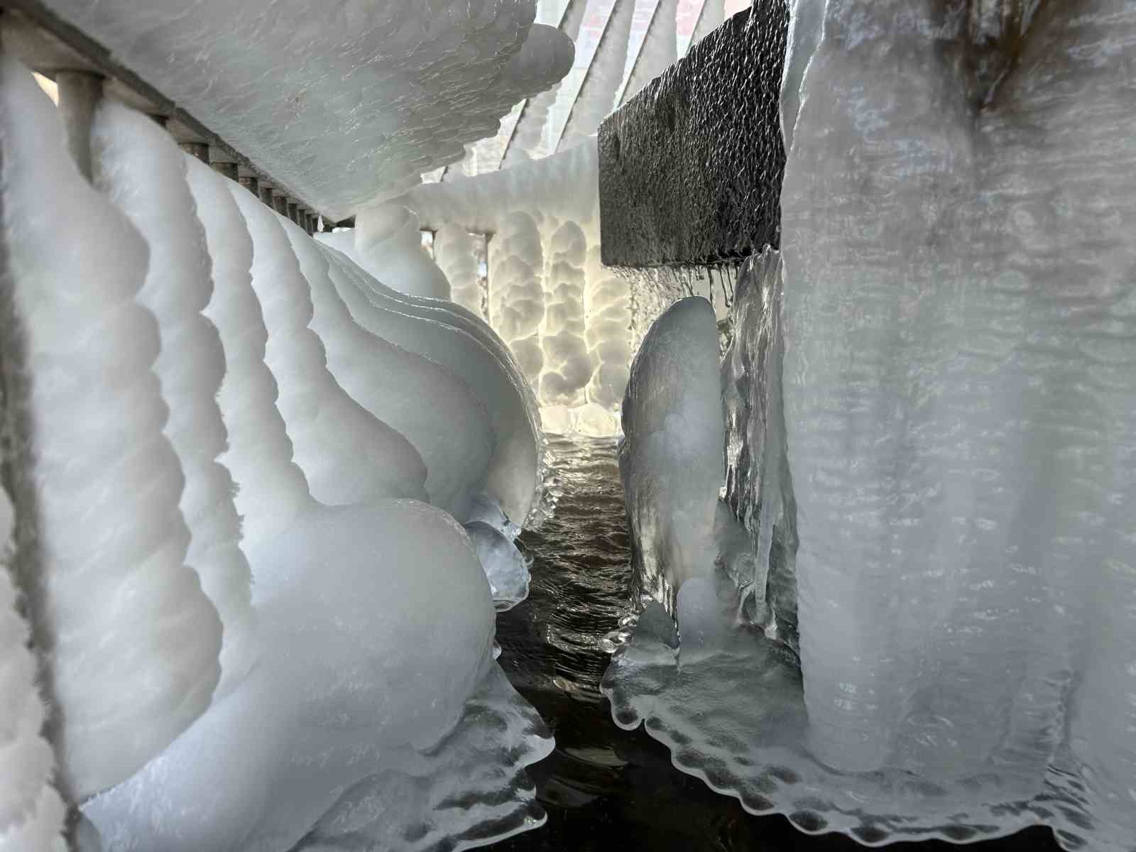ERZURUM'DA SOĞUK HAVANIN ETKİSİYLE ŞADIRVANLAR BUZ TUTTU. GECE EKSİ 24 E DÜŞEN HAVA SICAKLIĞI KENT MERKEZİNİ DONDURDU